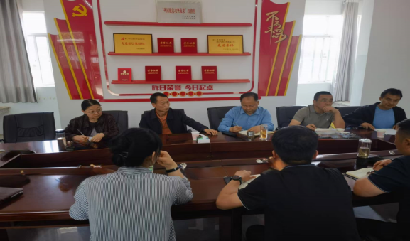 楚雄州商务局党组书记、局长尹亚全一行到挂包联系点永仁县永定镇大坝村调研